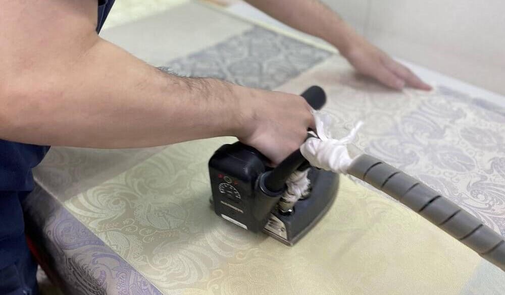 着物専門店でプレス