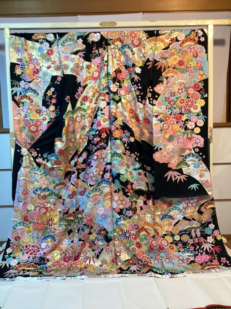 k-135 黒地に金彩花づくし